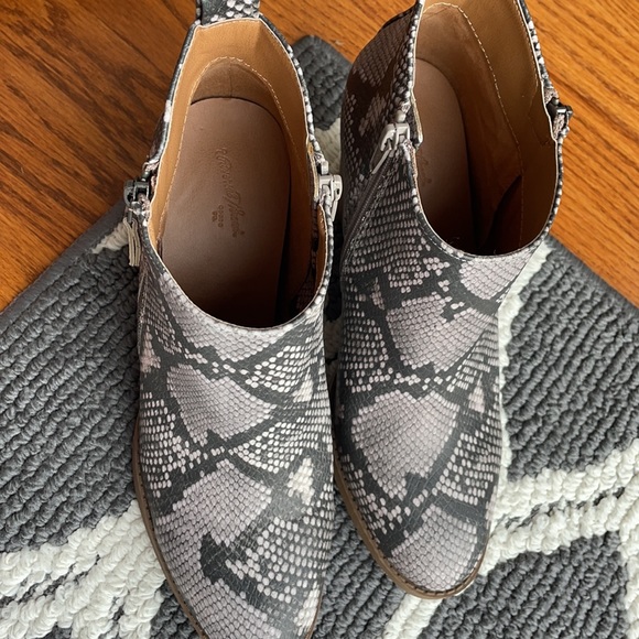 UNIVERSAL THREAD booties - Picture 5 of 6